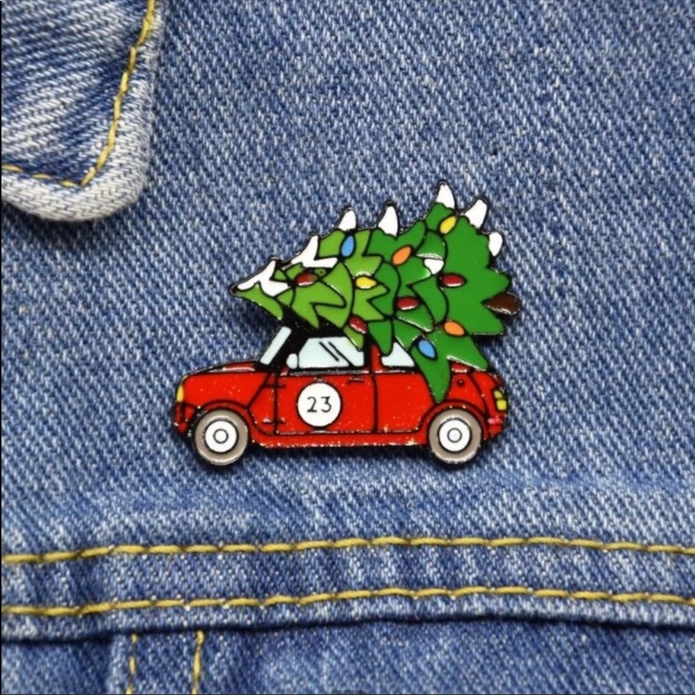 Christmas pin with truck carrying tree - Picture 1 of 3